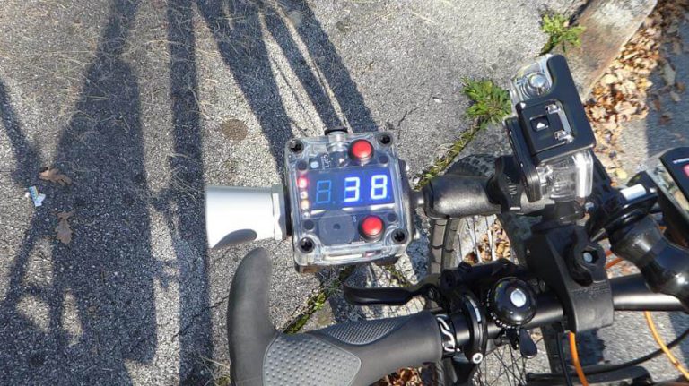 Abstandsmessgerät auf Fahrradlenker zur Kontrolle von Überholabständen in Salzburg.