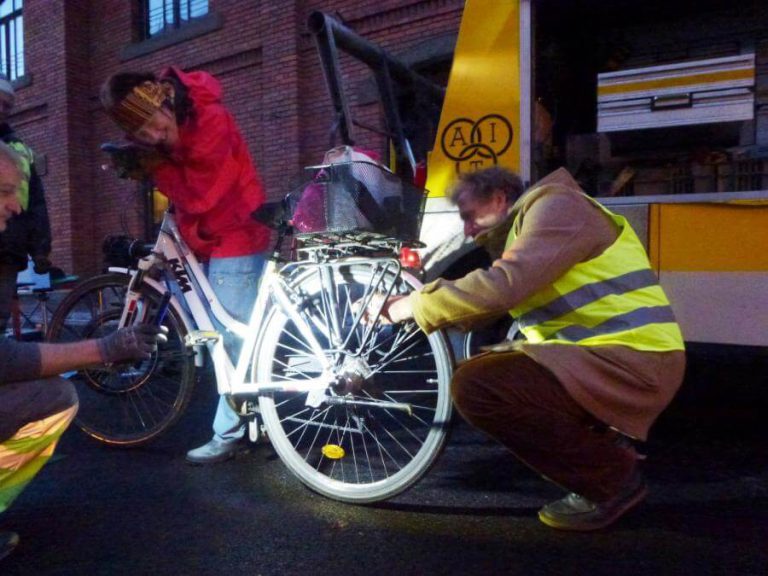 Fahrradbeleuchtung wird bei Rad-Licht-Aktion in Oberndorf kontrolliert und repariert.