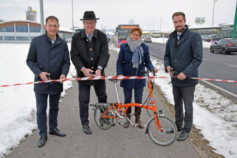 Eröffnung des Geh- und Radweges zwischen Steindorf und Neumarkt mit vier Personen und einem Fahrrad.