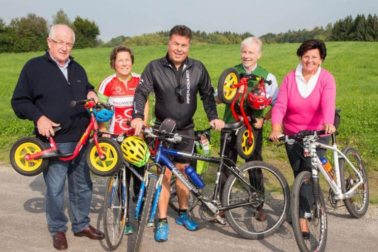 Eröffnung des Radwegs zwischen Eugendorf und Seekirchen mit Teilnehmern auf ihren Fahrrädern.