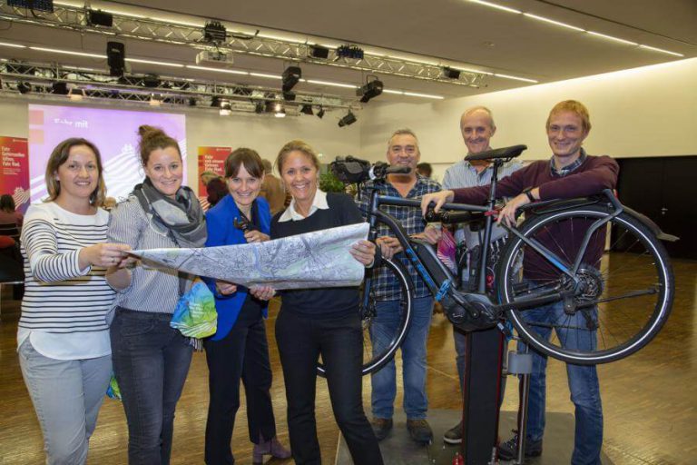 Beteiligte Personen präsentieren beim Rad:Dialog in Salzburg ihre Ideen zur Radwegeentwicklung.
