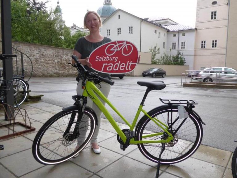 Christina Frank aus Rif mit ihrem neuen Kalkhoff Trekkingbike in Salzburg.