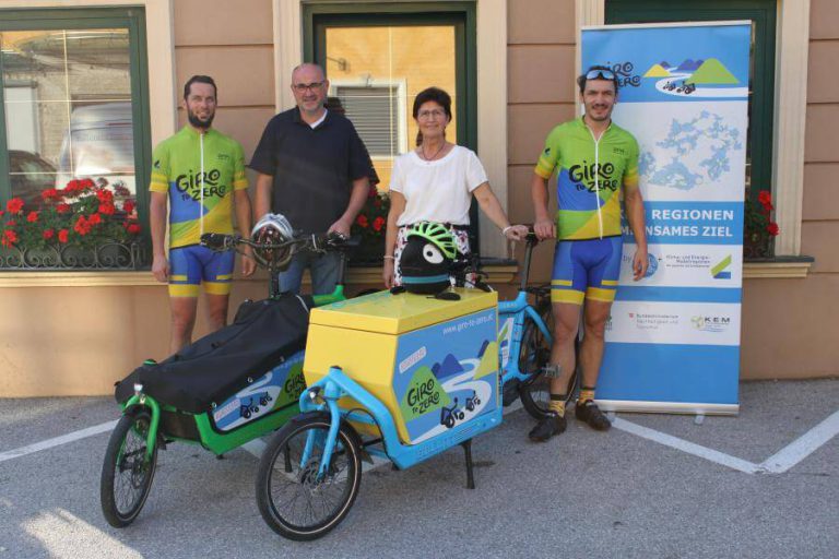 Mitarbeiter der Klima- und Energiemodellregionen mit Cargobikes für Klimaschutz-Aktion.