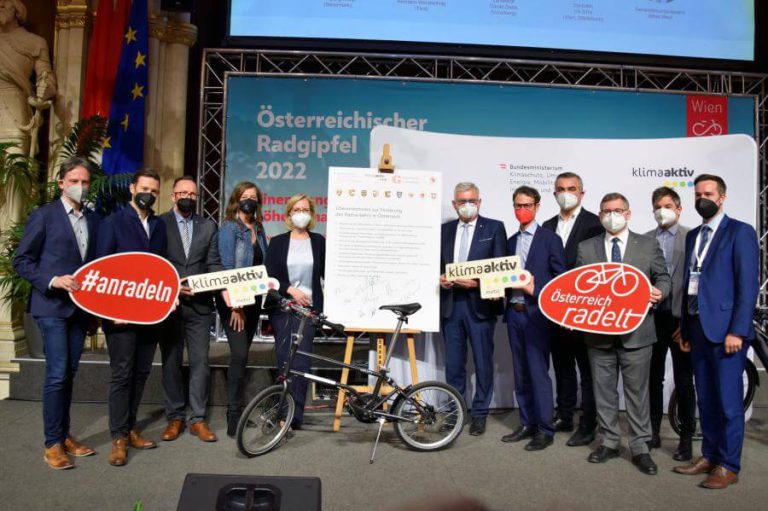 Vertreter bei der Unterzeichnung des Maßnahmenpakets zur Radverkehrsförderung in Österreich.