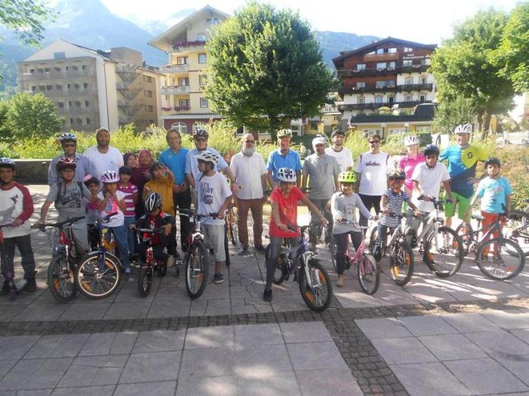 Radfahrschulung in Bad Hofgastein mit arabischen Gästen und lokalen Vertretern.