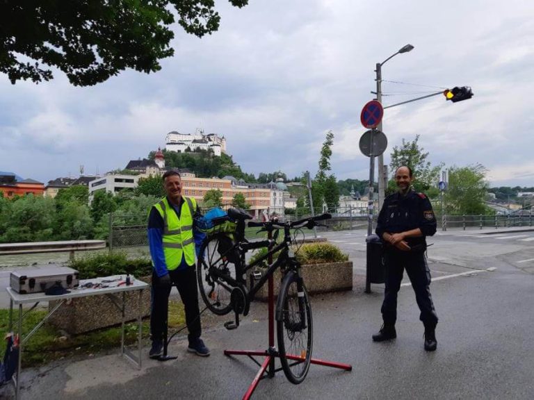Fahrradlichtaktion in Salzburg: Techniker repariert Fahrräder zur Verbesserung der Verkehrssicherheit.