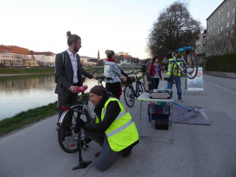 Fahrradchecks und Lichtaktionen an der Salzach, aktives Engagement für Verkehrssicherheit.