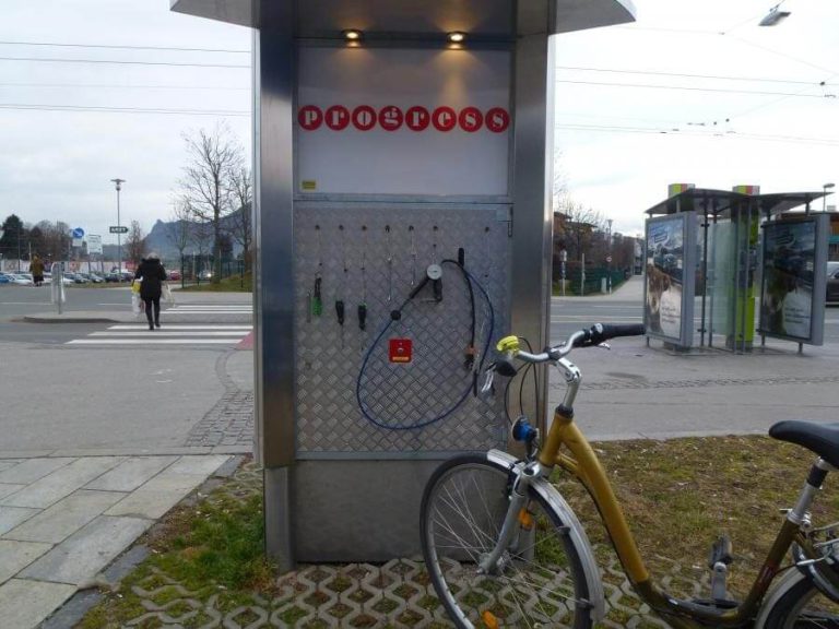Radservicestation mit Reparaturwerkzeugen und Fahrrad in Salzburg.
