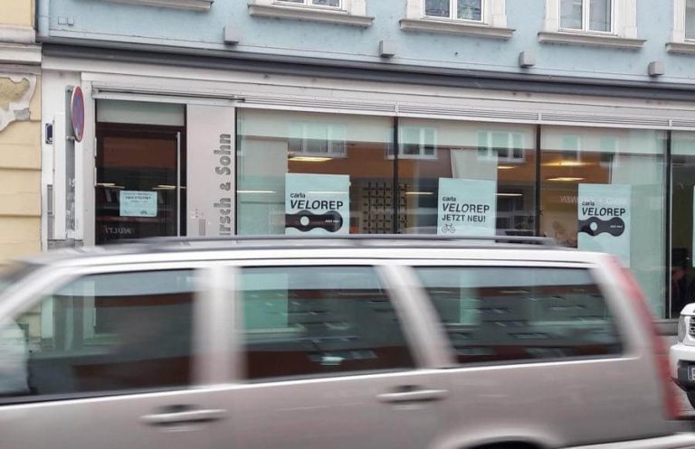 Fahrradwerkstatt mit Werbeanzeige für VeloRep-Dienstleistungen in Salzburg.