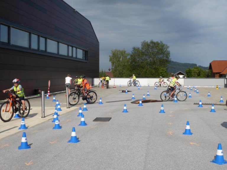 Kinder üben auf Fahrrädern mit Hindernissen für mehr Verkehrssicherheit in Salzburg.