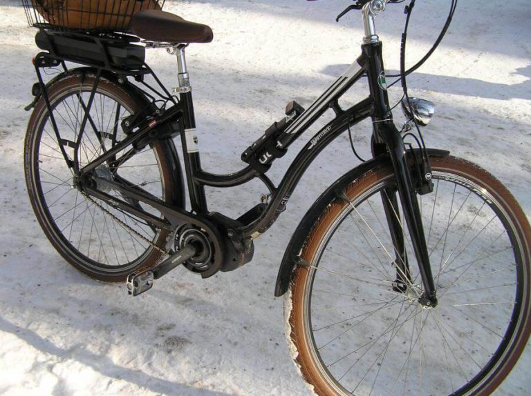 E-Bike im Schnee, ideal für Tipps zum richtigen Überwintern des Akkus.