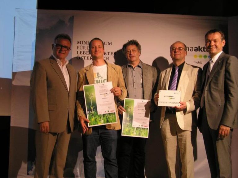 Fünf Personen bei der Verleihung von Auszeichnungen für nachhaltige Mobilität in Salzburg.