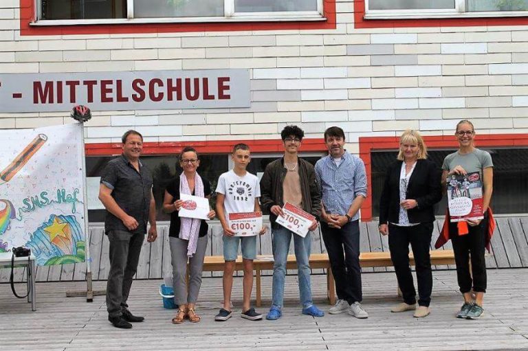 Schüler:innen der Mittelschule feiern ihre Preise für das Radfahren zur Schule.