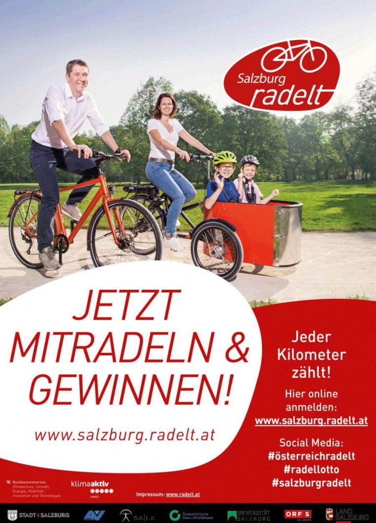 Familie beim Radfahren mit Lastenrad, Werbung für „Salzburg radelt“. Anmelden über www.salzburg.radel.at.