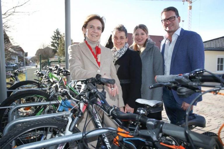 Feierliche Übergabe des überdachten Radständers in Schleedorf mit vier Personen.