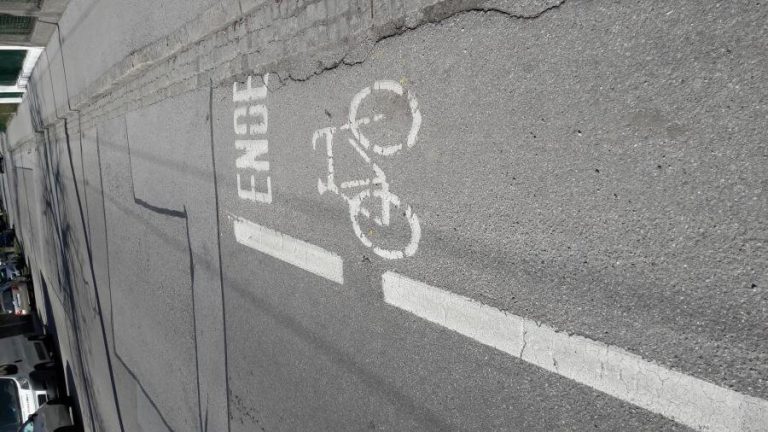 Markierung "Ende Radfahrstreifen" auf Asphalt, Beispiel für Verkehrssicherheit in Salzburg.
