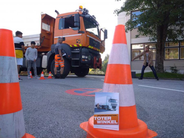 Fahrschüler üben an einem Lkw für die Sicherheitsaktion „Toter Winkel“ in Salzburg.