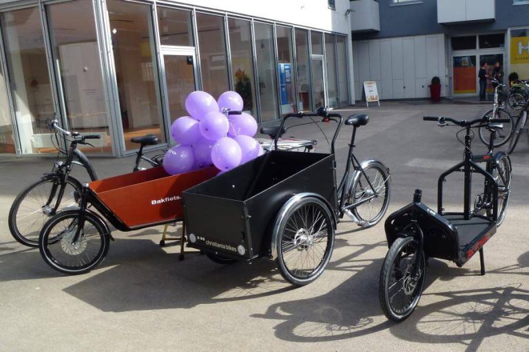 Lastenräder und Fahrradanhänger mit lila Ballons in Salzburg, förderfähig durch die Stadt.