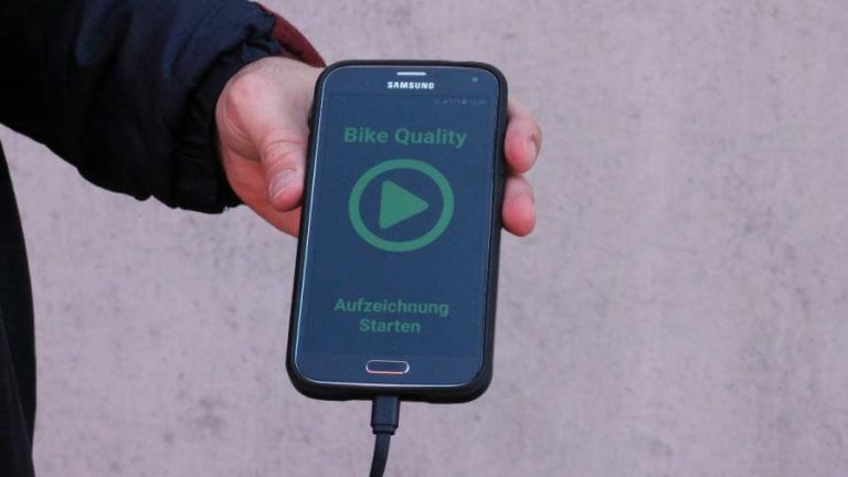 Smartphone mit „Bike Quality“ App zur Erfassung der Rad-Infrastruktur in Salzburg.