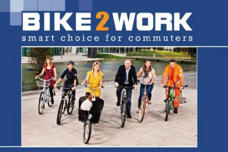 Gruppe von Radfahrern mit unterschiedlichen Fahrrädern auf einer urbanen Strecke.