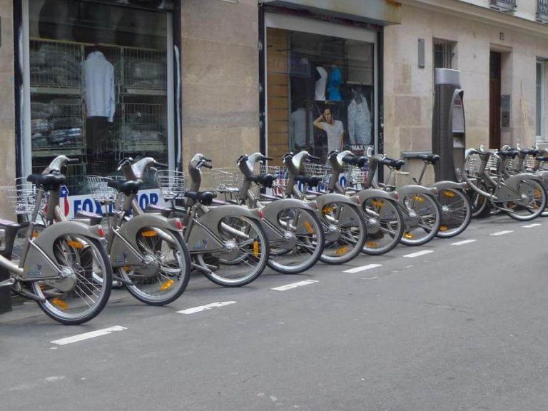 Fahrradverleihstation mit mehreren Bicycles in einer städtischen Umgebung.