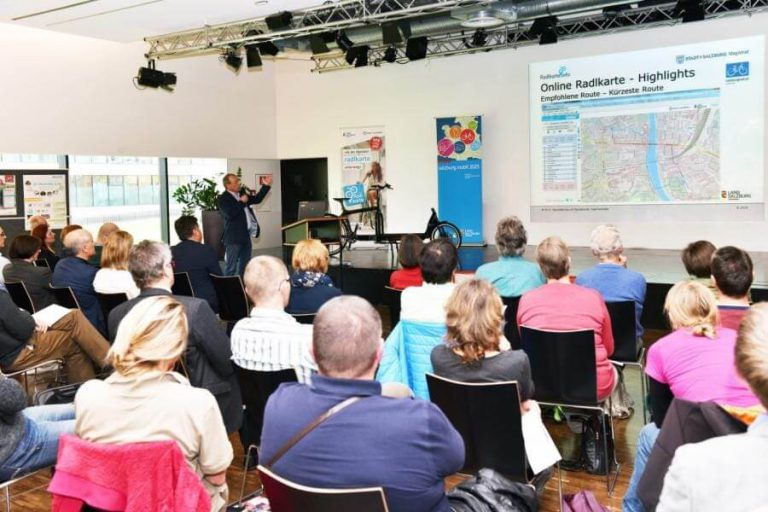 Teilnehmer des Vernetzungstreffens „Radverkehr Salzburg“ lauschen einem Vortrag.