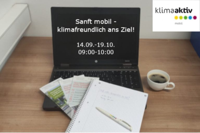Laptop mit Webinar-Ankündigung und Notizen zur nachhaltigen Mobilität. Kaffee und Broschüren daneben.
