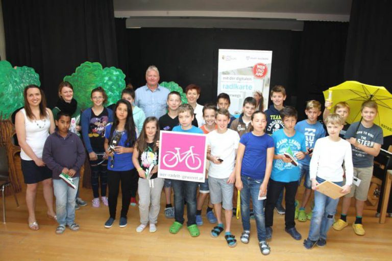 Schüler der Musikmittelschule Henndorf feiern beim Projekt „Wer radelt gewinnt“.