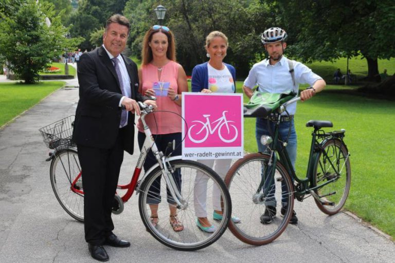 Preise überreicht bei der Zwischenverlosung von „wer-radelt-gewinnt“ in Salzburg.