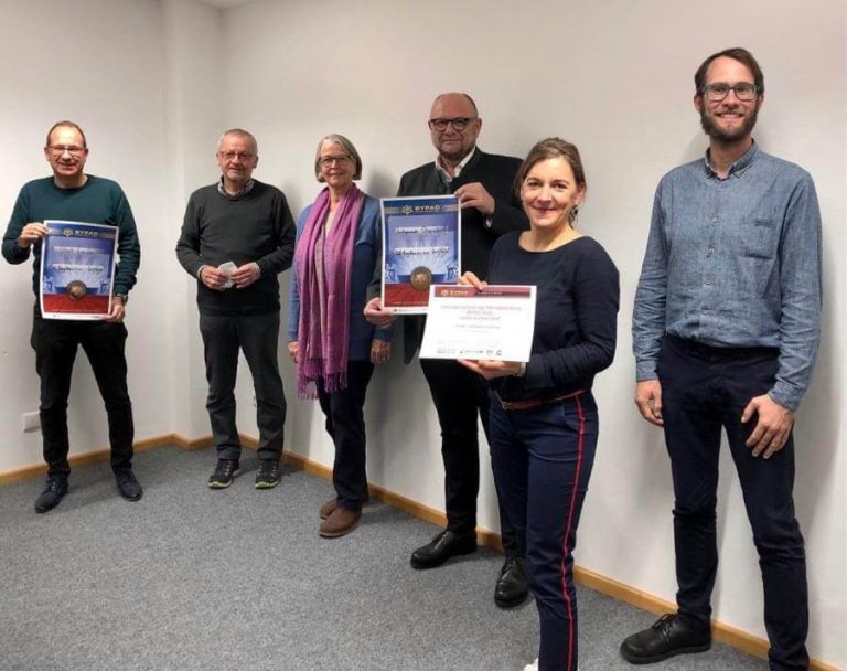 Teilnehmende bei der Fahrradberatung in Oberndorf und Laufen mit Urkunden und Zertifikaten.
