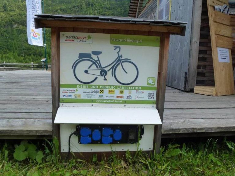 E-Ladestation für E-Bikes im Naturpark Riedingtal, Salzburg, umweltfreundliche Mobilität fördern.