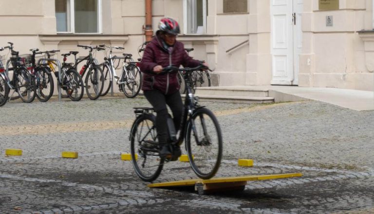 Fahrerin testet E-Bike auf einem Parcours im Europark Salzburg. Fahrradverleih und Mobilität.