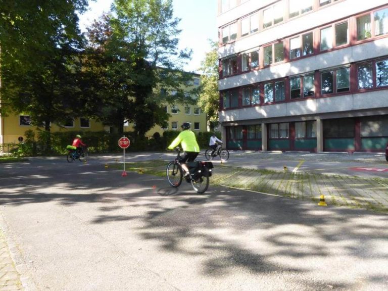 E-Bike-Training mit mehreren Teilnehmenden auf einem Übungsgelände in Salzburg.
