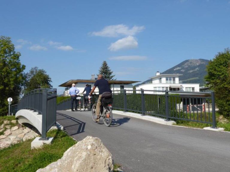 Fahrradfahrer nutzen die neue Geh- und Radbrücke über den Klausbach in Elsbethen.