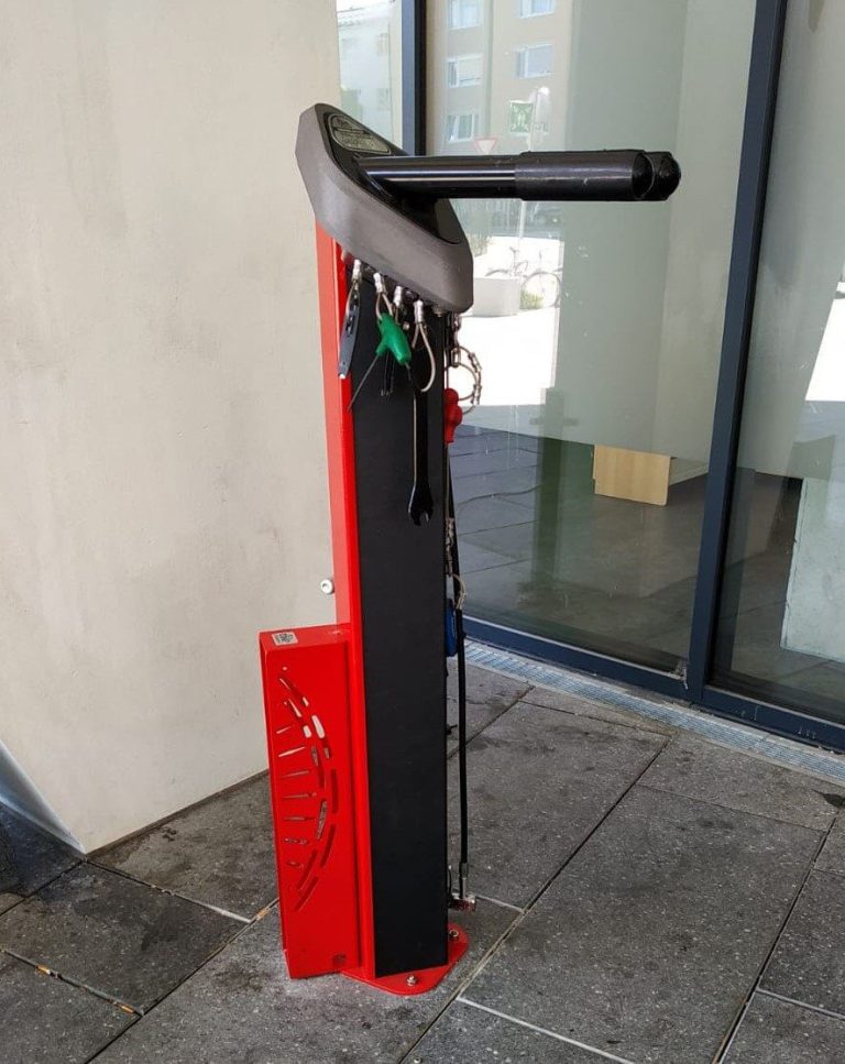 Fahrradservicestation mit Werkzeugen am Bahnhof Salzburg für nachhaltige Mobilität.