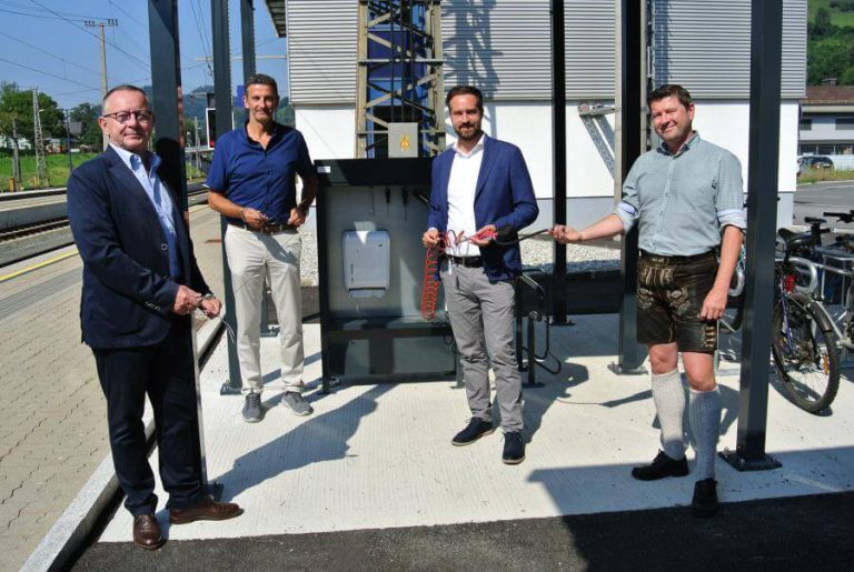 Neue Radständer und Servicebox am modernisierten P&R-Parkplatz beim Bahnhof Schwarzach.