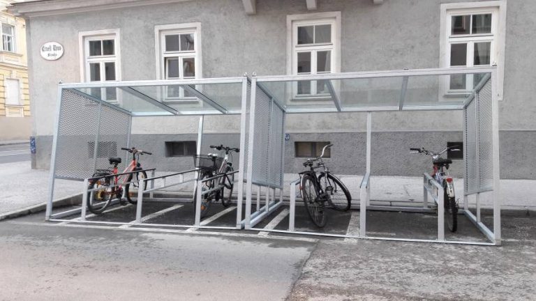 Überdachte Radständer in Salzburg bieten Platz für sechs Fahrräder ohne Befestigung.