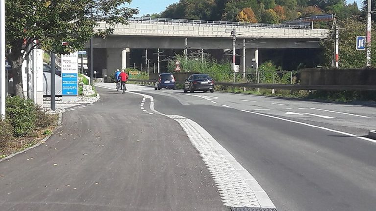 Geh- und Radweg in der Carl-Zuckmayr-Straße, Verbindung Salzburg-Bergheim.