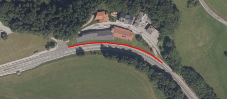 Neuer Radwegabschnitt mit roten Markierungen zwischen Koppl und Hof, neben der B 158.