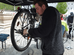 Ein Mann macht den Frühjahrs-Check bei einem Fahrrad
