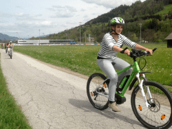 Eine Frau beim E-Bike Kurs mit Pedelec