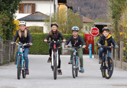 vier Kinder auf dem Fahrrad