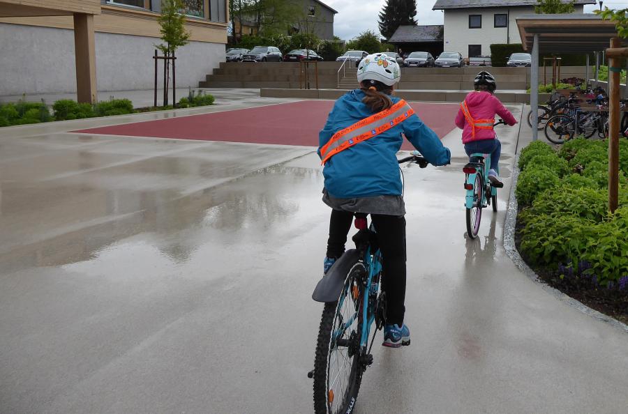 Kinder tragen Reflexschärpen nach der bestandenen Fahrradprüfung