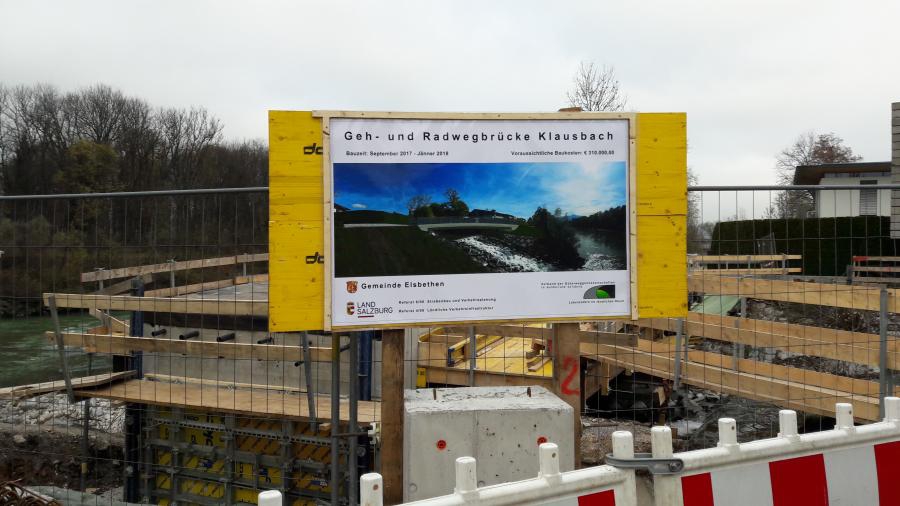Neue Fuß- und Radbrücke über den Klausbach wird gebaut