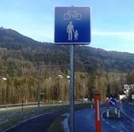 eckiges Verkehrsschild "Geh- und Radweg ohne Benützungspflicht"