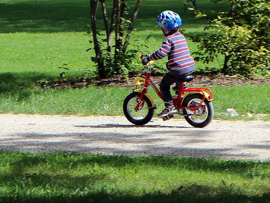 kleines Kind auf dem Fahrrad