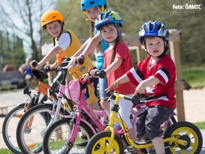 Kinder auf dem Fahrrad "Sicheres Köpfchen"