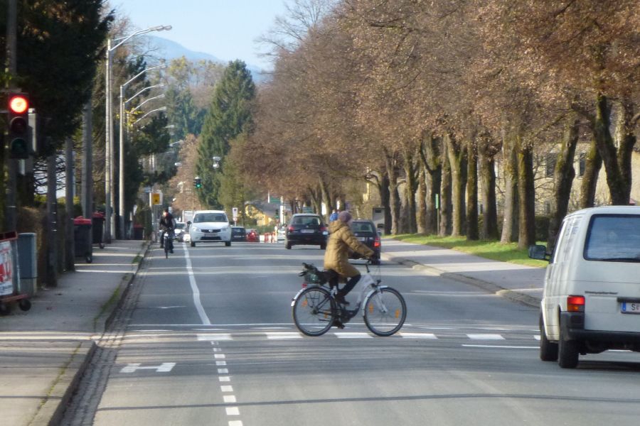 Fahrrad überquert die Straße