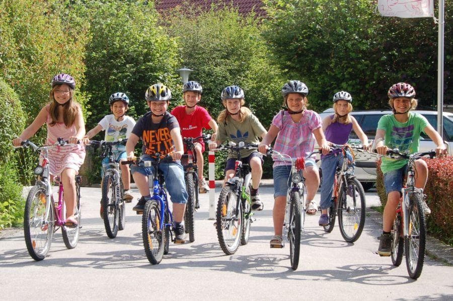 viele Kinder auf ihren Fahrrädern