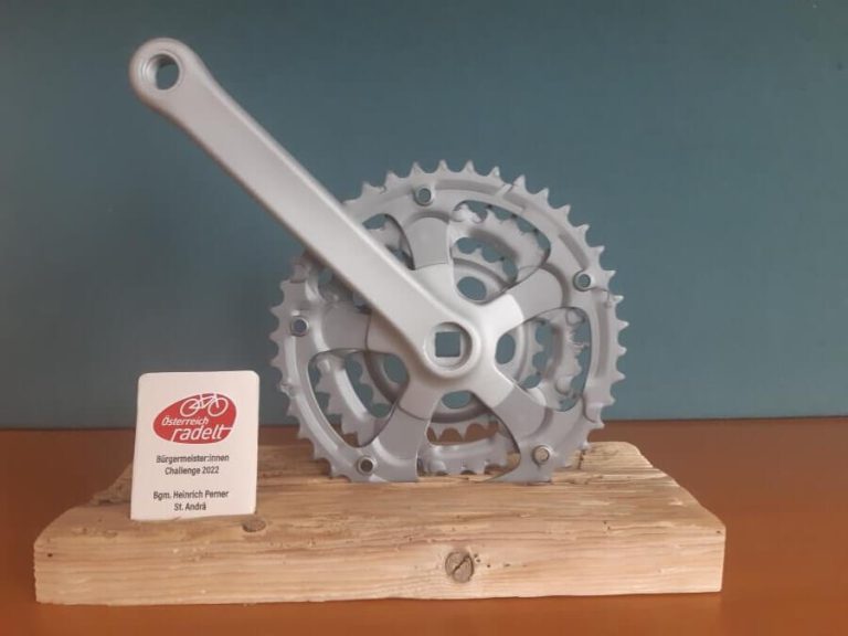 Trophäe aus Fahrradteilen für Bürgermeister Heinrich Perner, Challenge 2022 in St. Andrä.